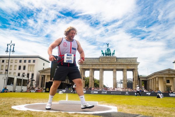 Silas Ristl (LAC Essingen) beim Kugelstossen waehrend der deutschen Leichtathletik-Meisterschaften auf dem Pariser Platz am 24.06.2022 in Berlin